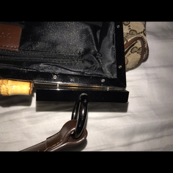 I’m selling a Gucci purse it’s kind of old . - Picture 7 of 8